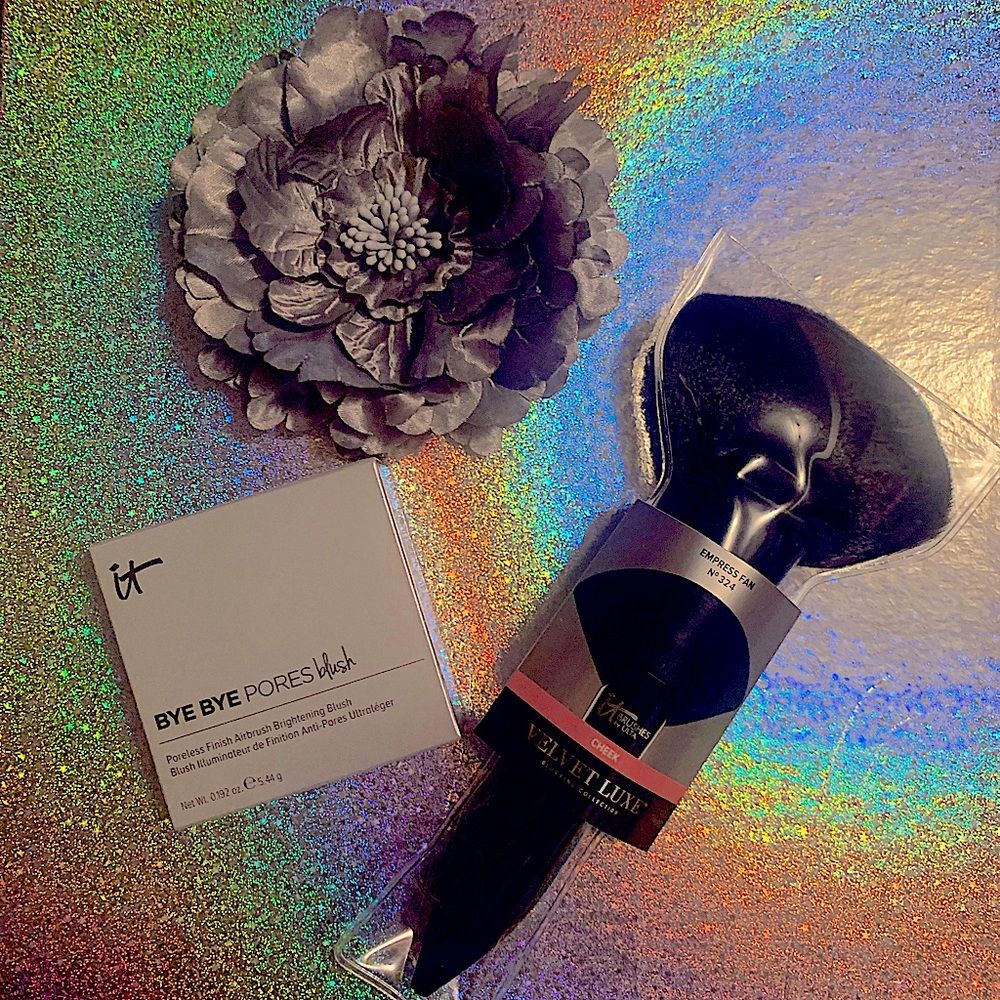 IT Cosmetics Bye Bye Pores Blush & Empress Brush